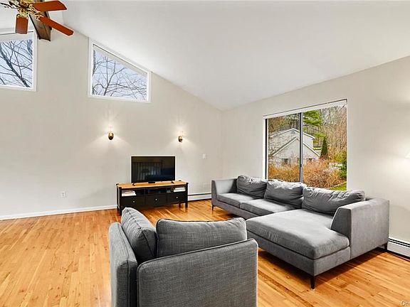 5th image of 31 Mahopac Ave