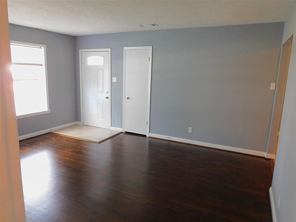 3rd image of 3719 Meadowlake Rd