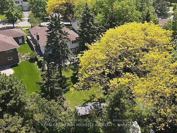 5th image of 8 Meadowglade Cres
