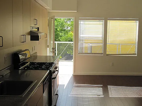 1 bed, 570 sqft, $2,100 — Photo 3