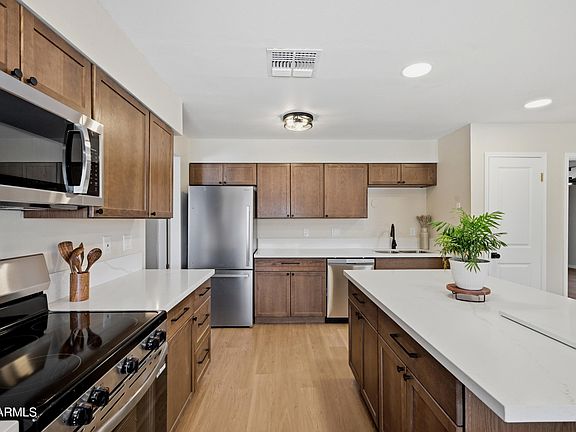 5th image of 252 E 9TH Drive