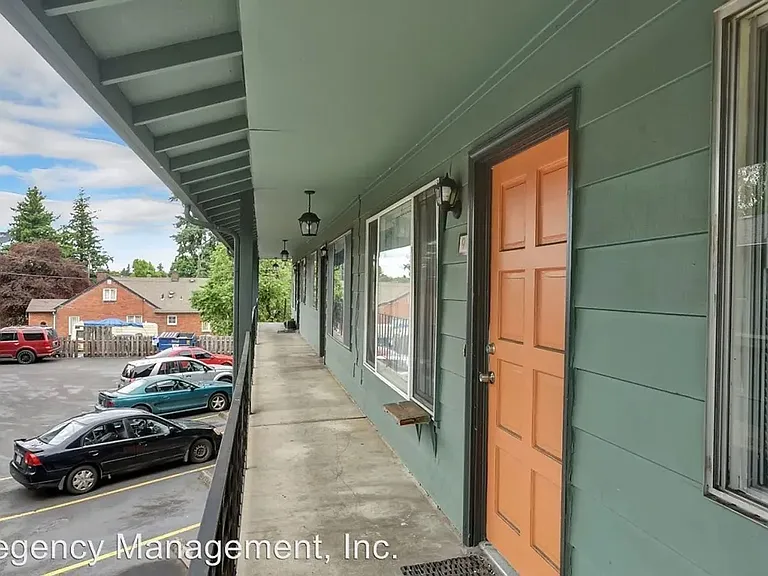 T Street Apartments — Photo 6