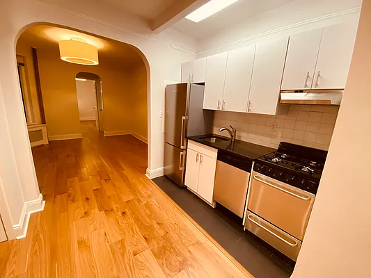 Rented by Metropolis Real Estate of Manhattan | media 16