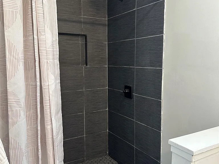 405 E College St — Photo 12