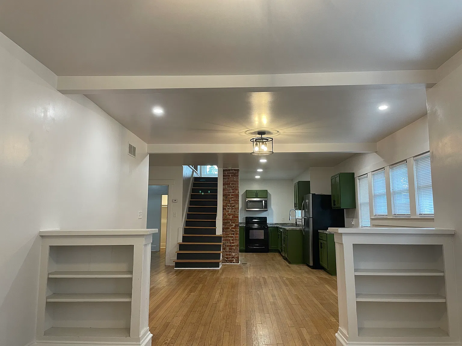 5 bed, 2.5 bath, $3,200 — Photo 4