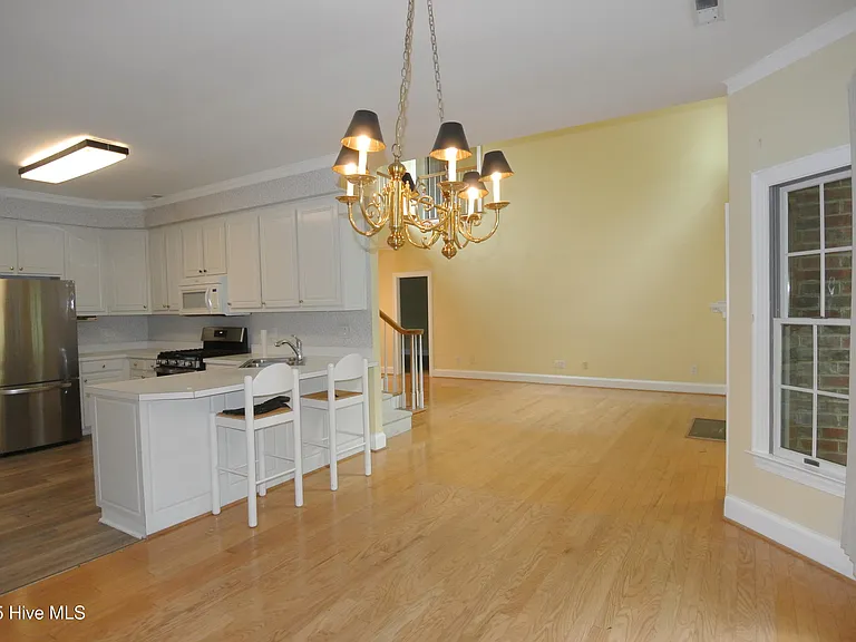 1113 Devonshire Dr — Photo 7