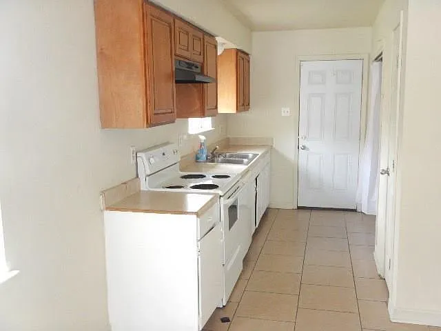 3 bed, 1.0 bath, 1000 sqft, $1,250 — Photo 3