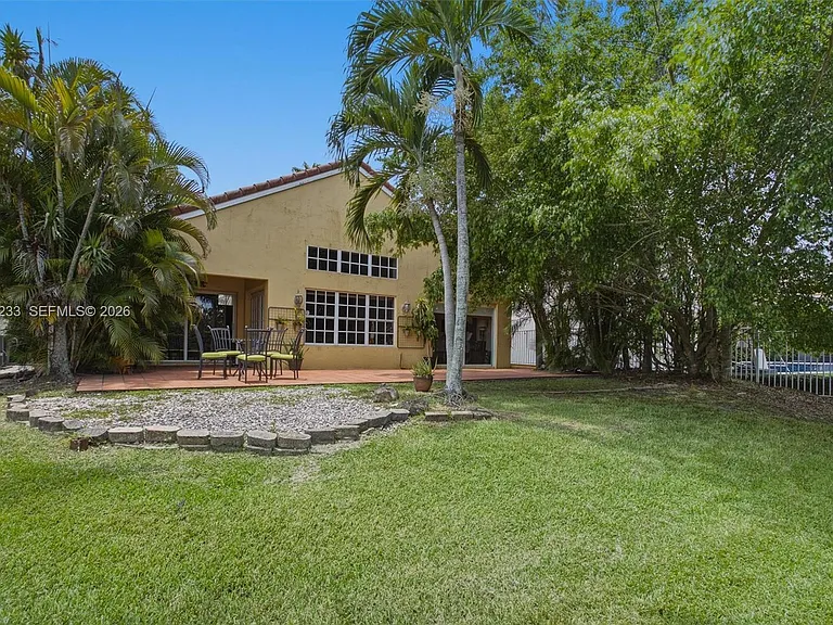 411 Bermuda Springs Dr — Photo 32