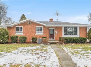 900 Briarwood Ln, Fenton, MI 48430