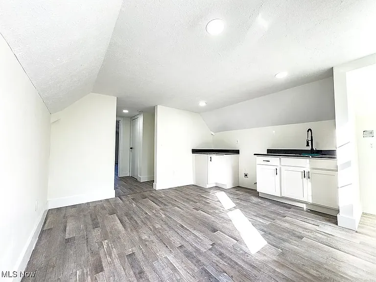 2483 E 89th St #301 — Photo 5