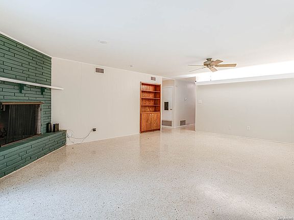 4th image of 211 E Woodlake