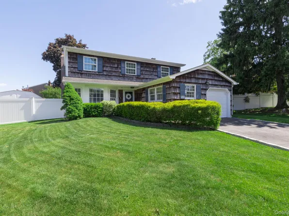 29 Beaumont Lane, Lake Grove, NY 11755