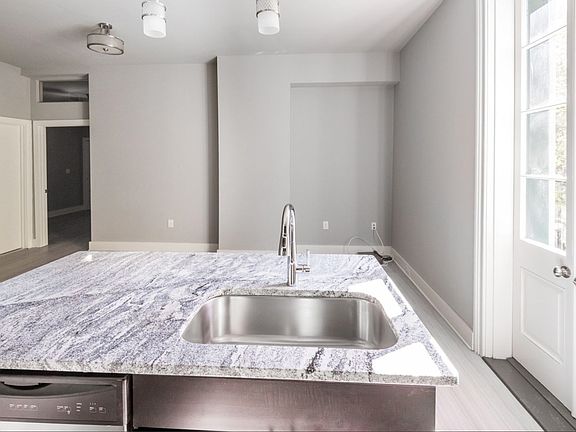 4th image of 421 E Franklin St APT 2B