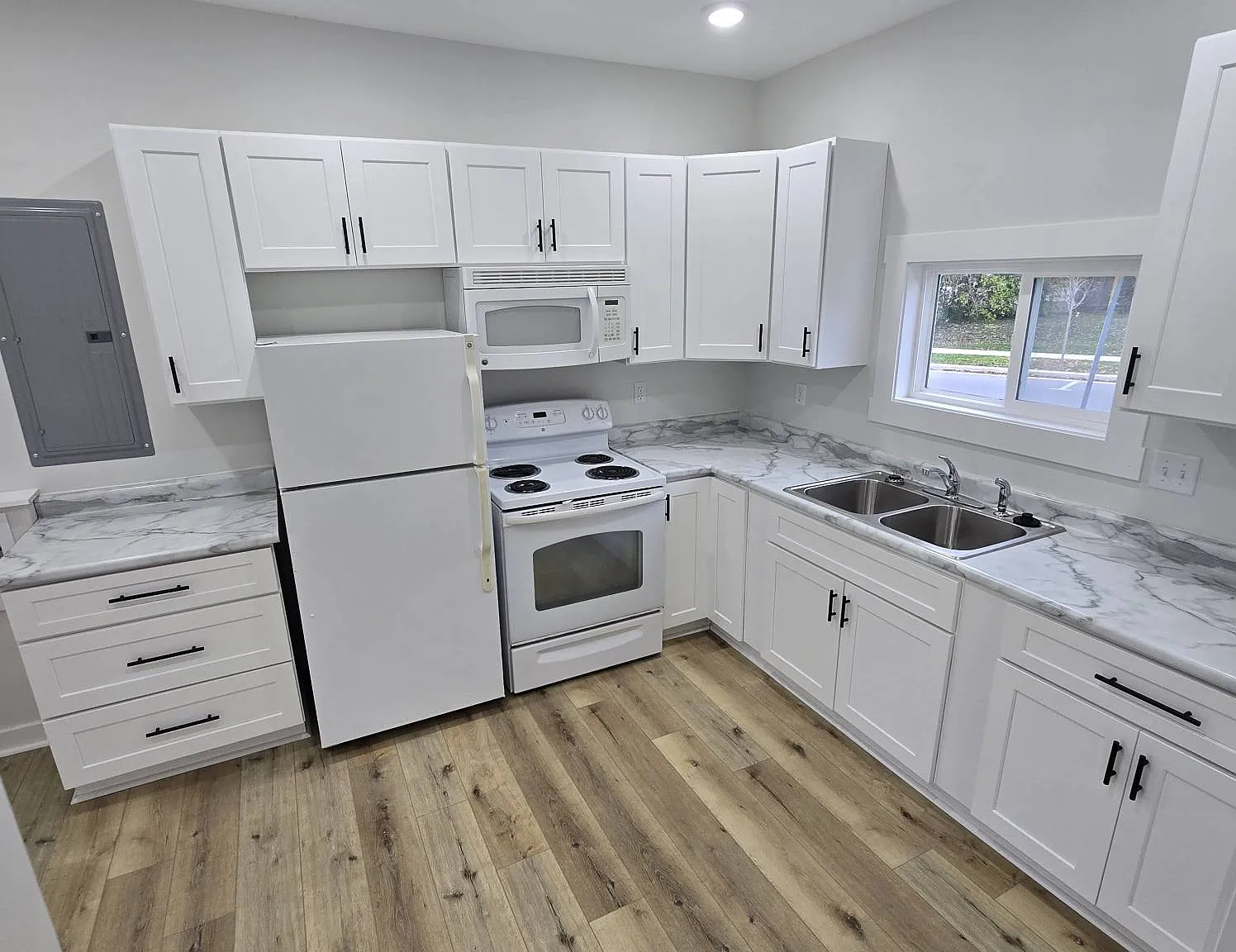 Courtland 417 - 1 — Photo 2