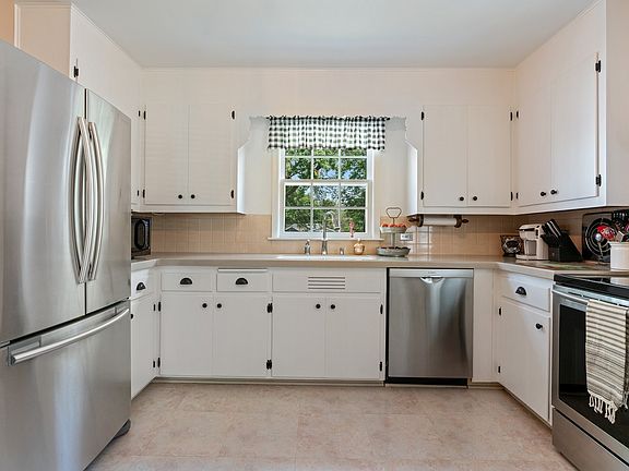 5th image of 1446 E Lincoln Ave