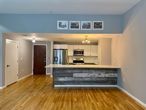 5th image of 305 Whiton St #103
