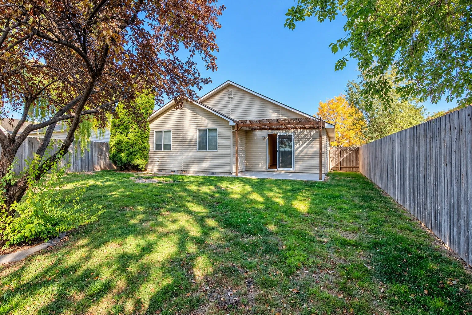 3 bed, 2.0 bath, 1170 sqft, $2,100 — Photo 2