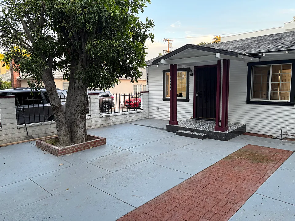 900 square feet private front yard
