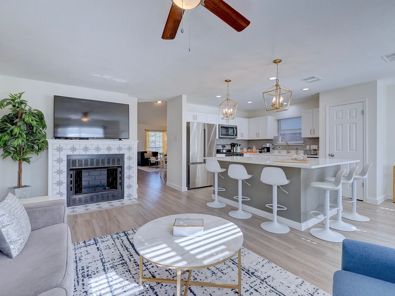 5 bed, 2500 sqft, $6,500 — Photo 4