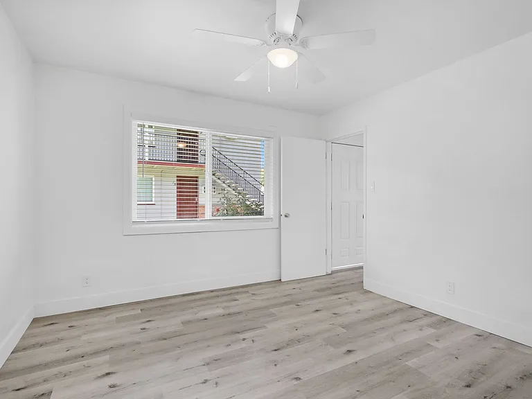 Country Club Apartments — Photo 23