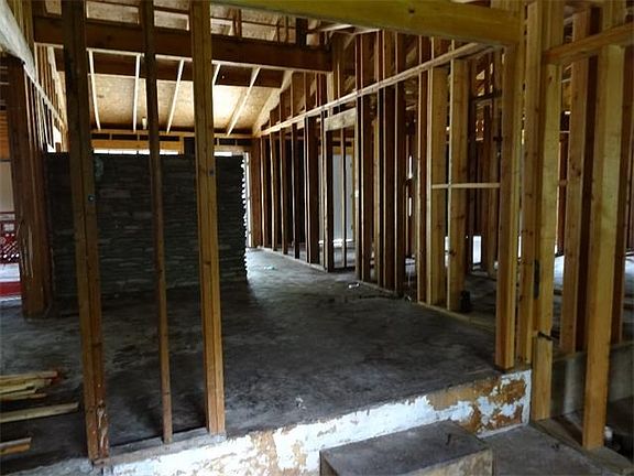 3rd image of 909 Fairfield Dr