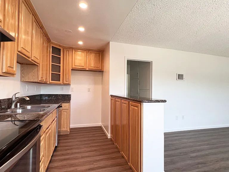 Orange Plaza Villa Apartments — Photo 22