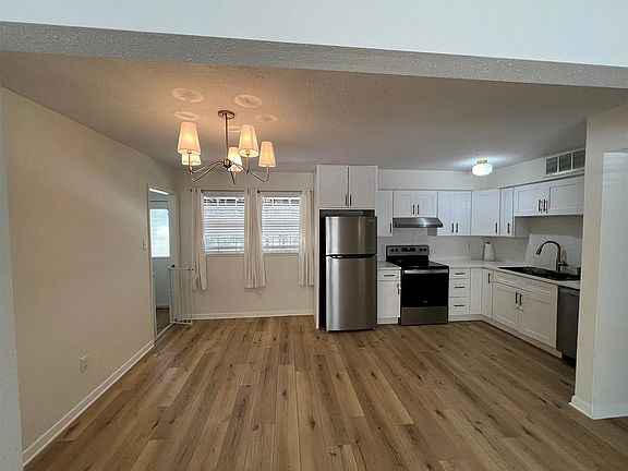 2nd image of 1121 Lake Court Dr