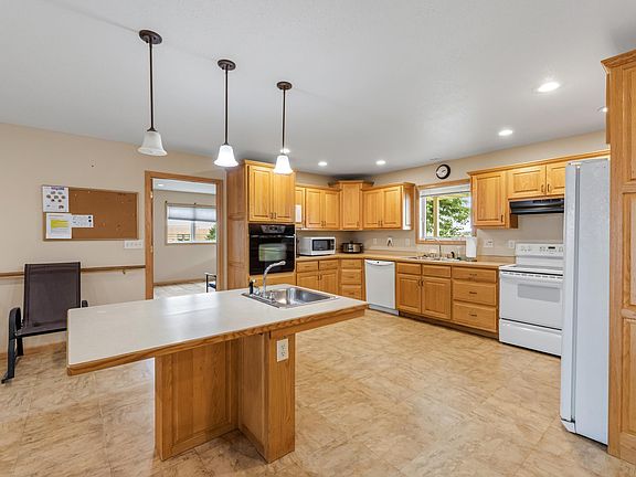 2nd image of 900 Courtney Dr