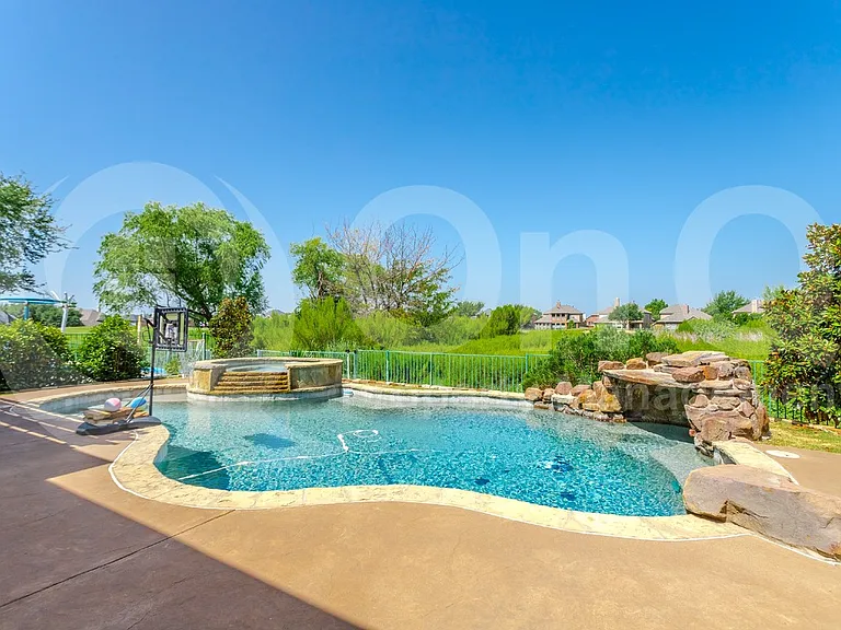 11281 Balcones Dr — Photo 45