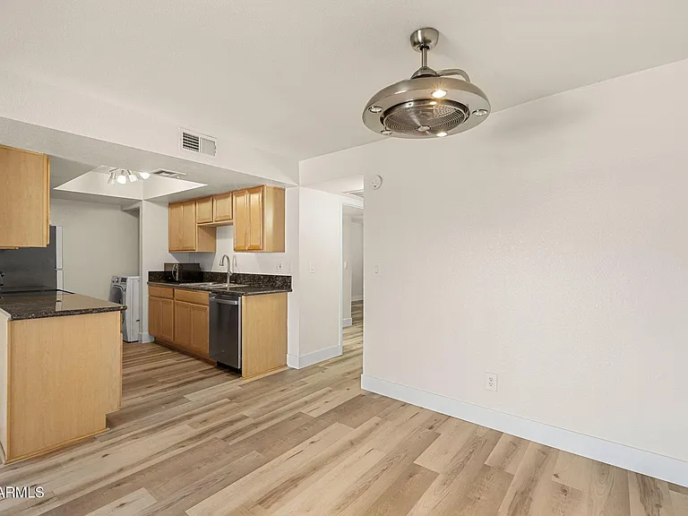 740 W Elm St #207 — Photo 10