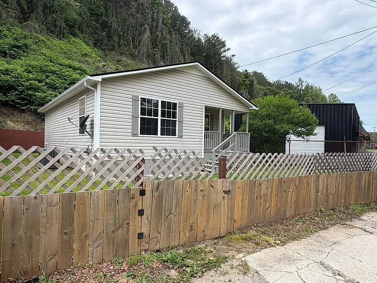 217 W Tennessee Ave — Photo 2
