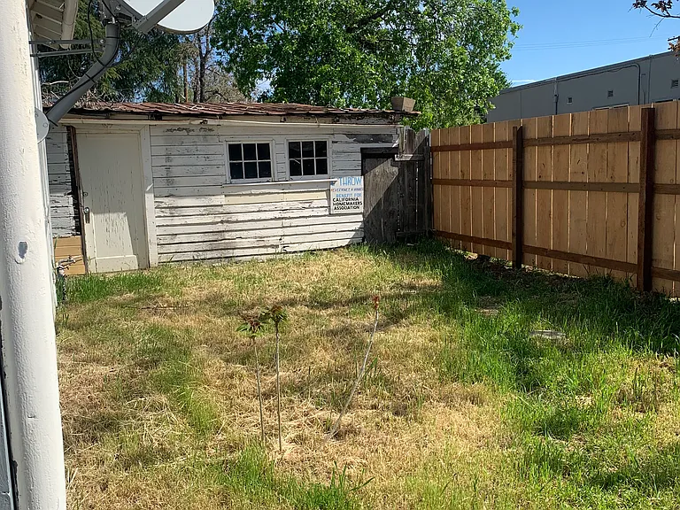 1027 Locust St — Photo 15