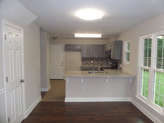 5th image of 132 Dartmouth Dr