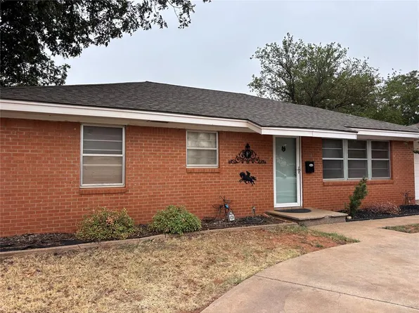 624 S 18th St, Clinton, OK 73601