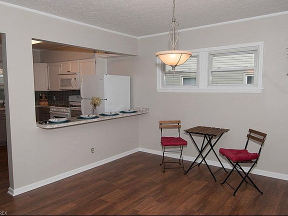 5th image of 626 Stuart Ave
