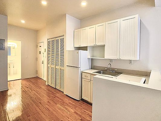 5th image of 436 W 49th St APT 4fe