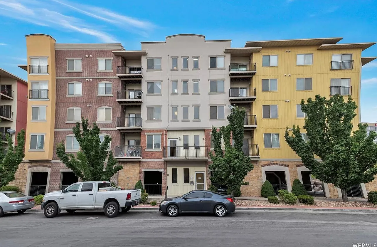3 bed, 1200 sqft, $1,900 — Photo 1