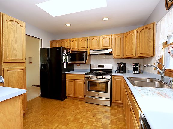 5th image of 242 Langton Ct