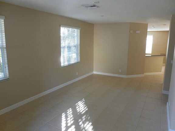 3rd image of 608 Castle Dr