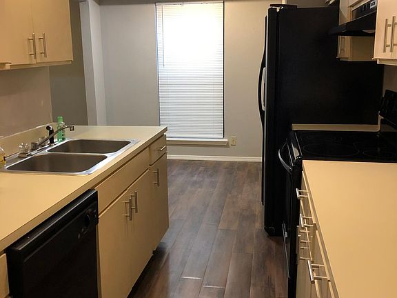 Kitchen has breakfast nook