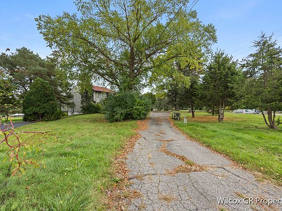 4th image of 6 White Hills Ave NE