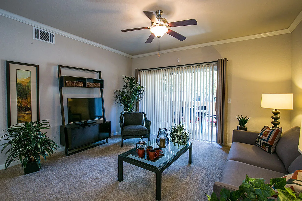Rolling Oaks Apartment Homes — Photo 4