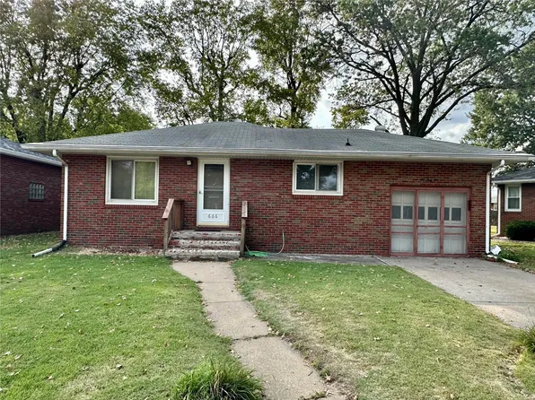 666 Leslie Ave, Wood River, IL 62095