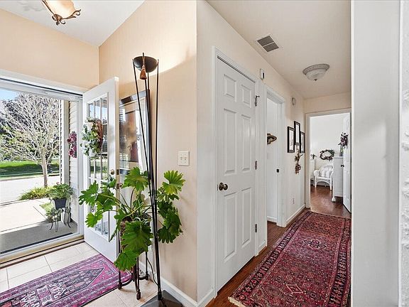 4th image of 227 Edinburgh St #A