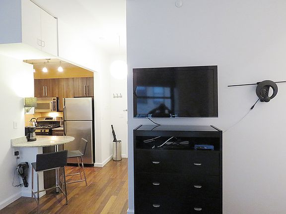5th image of 1 Wall Street Ct APT 1006