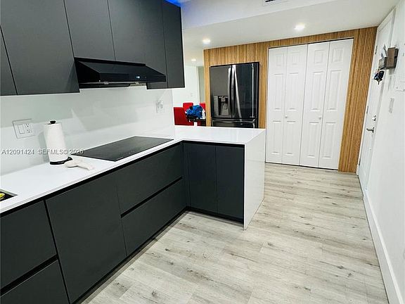5th image of 1555 W 44th Pl APT 214D