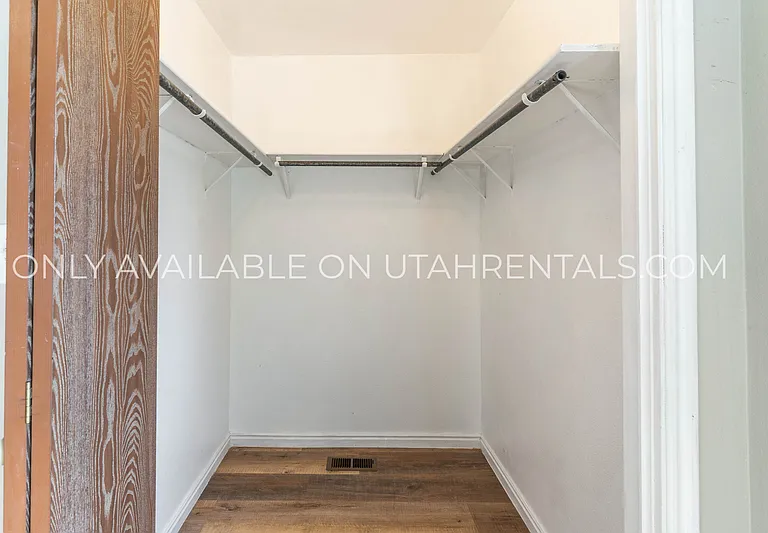 139 N Center St — Photo 11