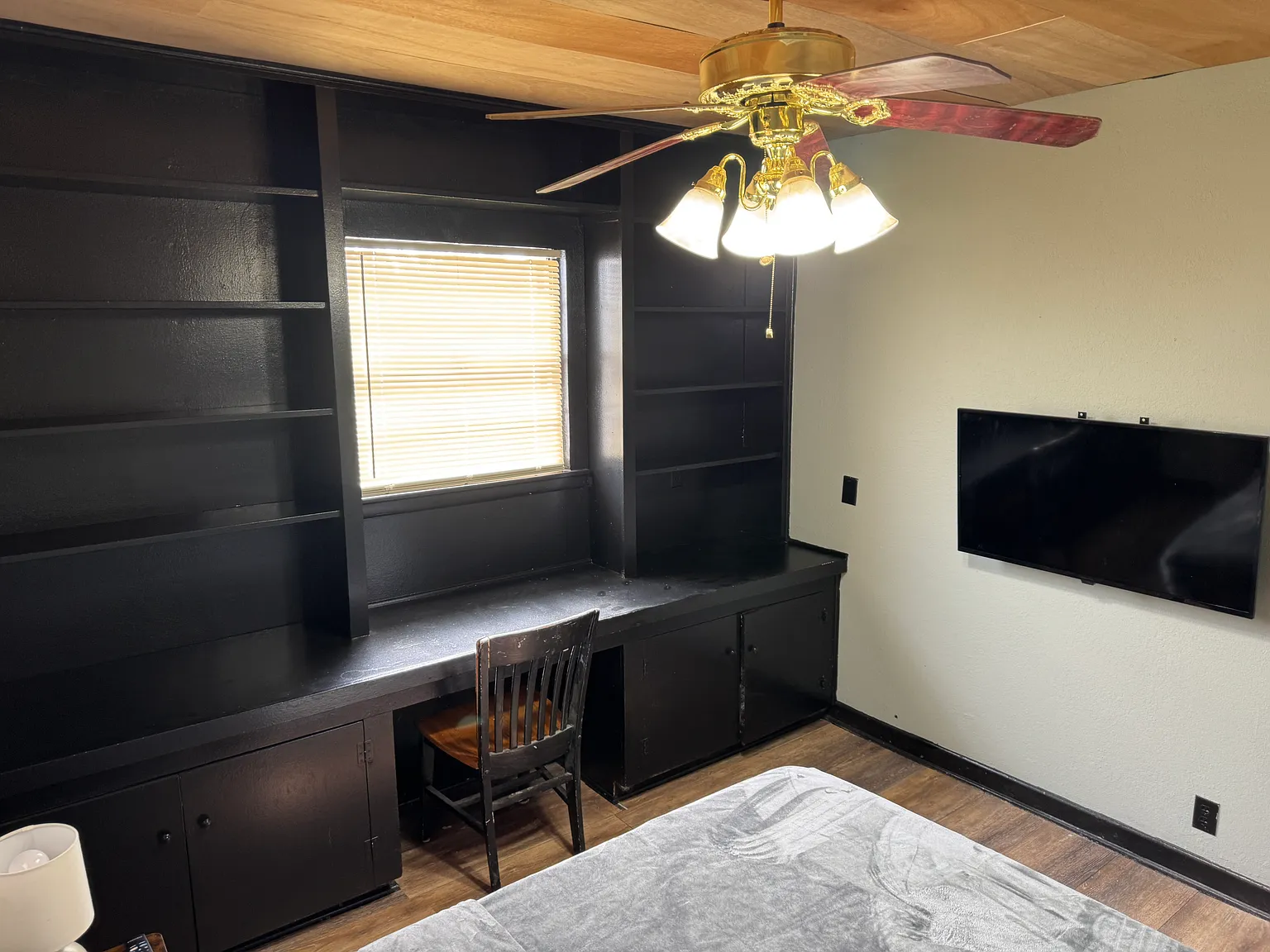 3 bed, 1.5 bath, 3000 sqft, $975 — Photo 2