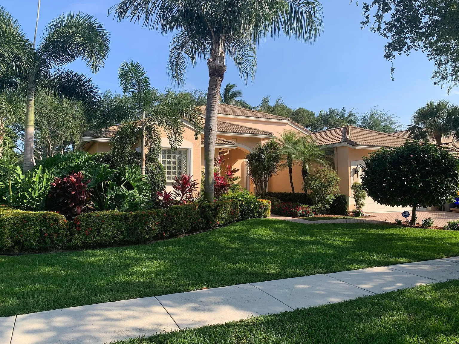 3 bed, 2.5 bath, 2495 sqft, $4,300 — Photo 2