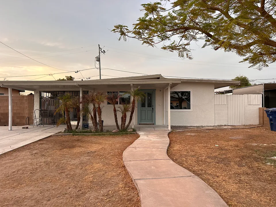 880 W Del Valle Dr